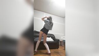 Em teen non tơ nhảy sexy dance