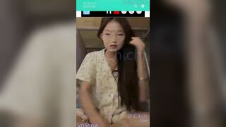 Em hot girl livestream show hàng trong ký túc xá đang nổi tiếng trên mạng