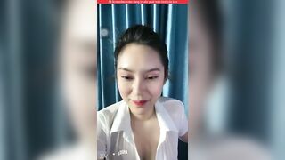 Em gái xinh vú bự livestream show vú