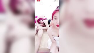 2 em gái xinh tóc đỏ  vừa live vừa bú cu