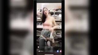 Như một thói quen em gái xinh lộ hàng khi đang livestream bán hàng trên Facebook