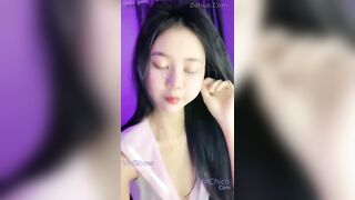 MMlive klinh em gái Việt dễ thương mặc chíp lọt khe livestream cực nứng