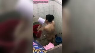 Hàng xóm vú khủng tắm