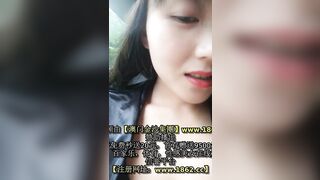 phịt  giữa đường mặc kệ người lạ  đi qua