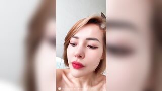 Ngân 98 cho coi bướm trong nhà tắm