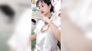 25,25Bé dược sĩ show vú đặt máy rung vào bướm trong giờ làm . Tê bướm muôn nơi