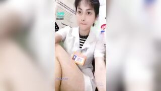 25,25Bé dược sĩ show vú đặt máy rung vào bướm trong giờ làm . Tê bướm muôn nơi