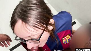 em gái fan Barca thích được chơi tập thể some ở lối thang sân vận động