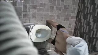 Quay lén Toilet gái Việt 2 mông quá đẹp