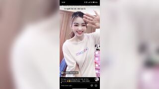 Em gái tập làm tiktok