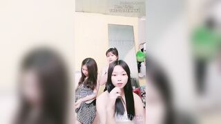 Mấy em gái Việt sang app Tàu livestream show hàng