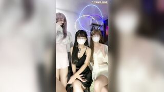 Các em gái teen xinh livestream sex kiếm thêm thu nhập