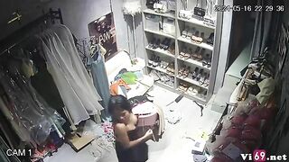 Hack camera em gái chủ shop thời trang vú to thay đồ khỏa thân trong cửa hàng